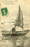 802 Esnandes. Type de barque servant à la pêche aux moules et dénommé « acon ». On l'actionne en enfonçant en dehors une jambe dans la vase. Marais poitevin 