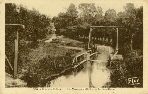 Le Vanneau-Irleau - Le Vanneau, passe-bateau au barrage de la Belette