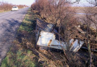 2 Marais poitevin. Un bateau sur le bord de la route, emporté par la tempête 1999 