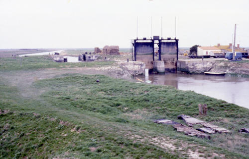Barrage à La Pointe-aux-Herbes dans le marais desséché de Triaize. Marais poitevin