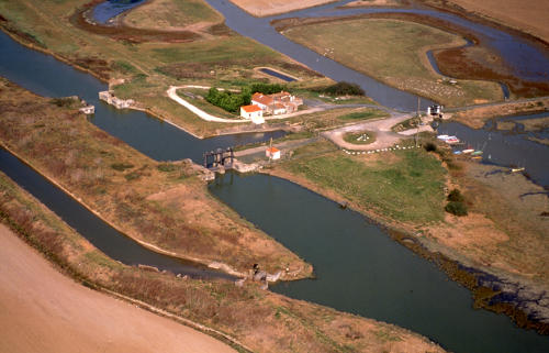 Ouvrages hydrauliques de La Pointe-aux-Herbes dans le marais desséché de Triaize. Marais poitevin