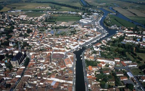 Vue aérienne de la ville de Marans dans le Marais poitevin