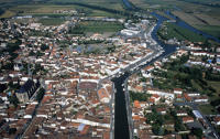 198 Vue aérienne de la ville de Marans dans le Marais poitevin 