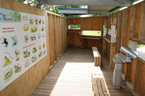 L'intérieur de l'observatoire ornithologique près du communal de Lairoux. Marais poitevin
