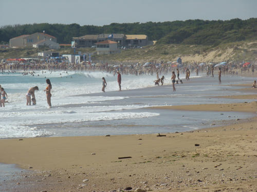 La plage du Rocher à Longeville-sur-Mer fait la joie des baigneurs.