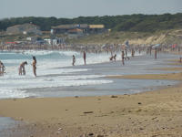 228 La plage du Rocher à Longeville-sur-Mer fait la joie des baigneurs. 