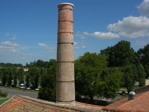 La cheminée de la laiterie de Coulon a été refaite en 2009. Marais poitevin