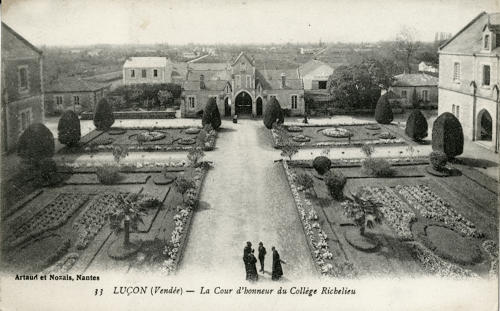 La cour d'honneur du Collège Richelieu à Luçon. Marais poitevin