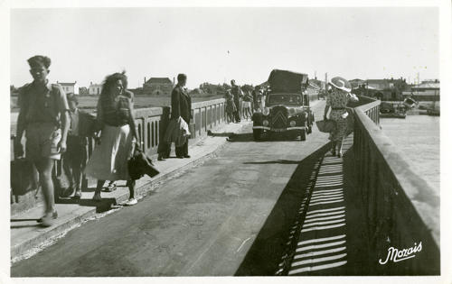 Le pont de l'Aiguillon-sur-Mer emprunté par des piétons et une Traction Citroën. Marais poitevin