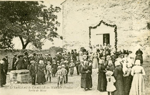 Sortie de la messe. Le Sableau, commune de Chaillé-les-Marais. Marais poitevin