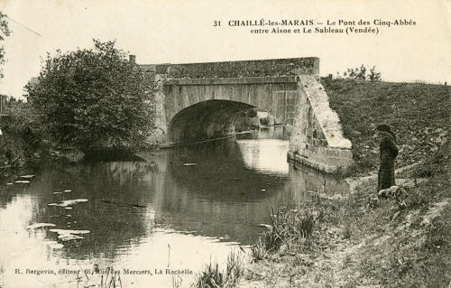 Chaillé-les-Marais, le Pont des Cinq-Abbés entre Aisne et le Sableau. Marais poitevin