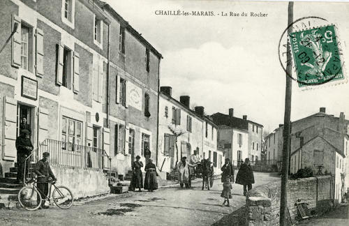 La Rue du Rocher à Chaillé-les-Marais. Marais poitevin