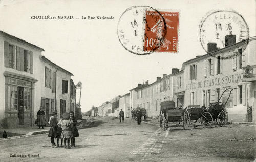 La Rue Nationale à Chaillé-les-Marais. Marais poitevin