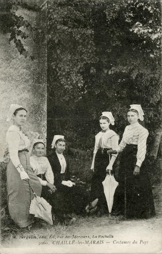 Femmes en costumes de pays, Chaillé-les-Marais. Marais poitevin