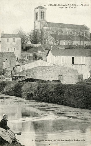 Chaillé-les-Marais, l'Eglise vue du canal et lavandière. Marais poitevin