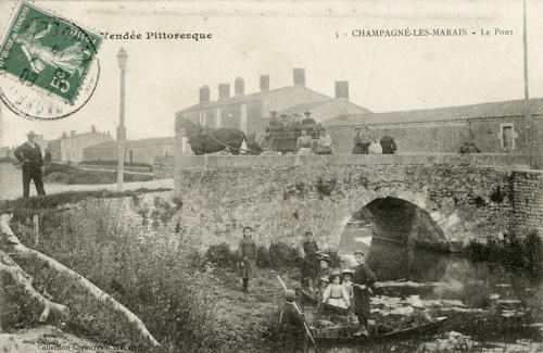 Champagné-les-Marais, le pont. Marais poitevin