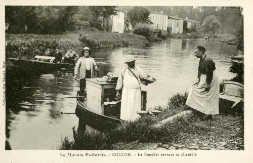 Le boucher en barque sur la Sèvre niortaise servant ses clients à Coulon. Marais poitevin