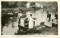 580 Le boucher en barque sur la Sèvre niortaise servant ses clients à Coulon. Marais poitevin 