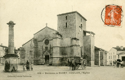 La Place de l'Eglise à Coulon. Marais poitevin