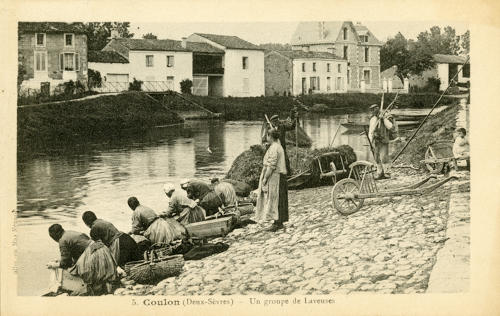 Un groupe de laveuses à Coulon. Marais poitevin