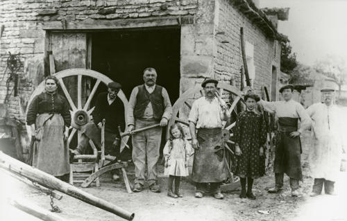 Le charron et sa famille devant son atelier sur la commune d'Amuré. Marais poitevin