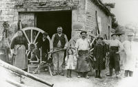 605 Le charron et sa famille devant son atelier sur la commune d'Amuré. Marais poitevin 