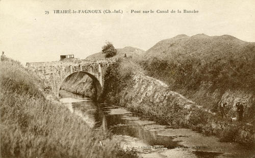 Pont sur le Canal de la Banche à Thairé-le-Fagnoux. Marais poitevin