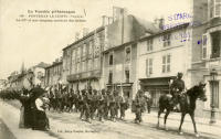 641 Fontenay-le-Comte – Le 137e et son drapeau rentrant des Sables-d'Olone. Marais poitevin 