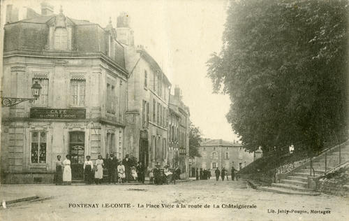 Fontenay-le-Comte – La Place Viète à la route de La Chataigneraie. Le café de la Porte Saint-Michel. Marais poitevin