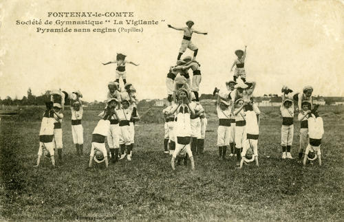 Fontenay-le-Comte – Société de gymnastique « La Vigilante ». Pyramide sans engin des pupilles. Marais poitevin
