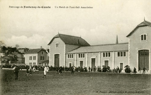 Patronage de Fontenay-le-Comte. Un match de football au stade Dieu-Patrie. Marais poitevin