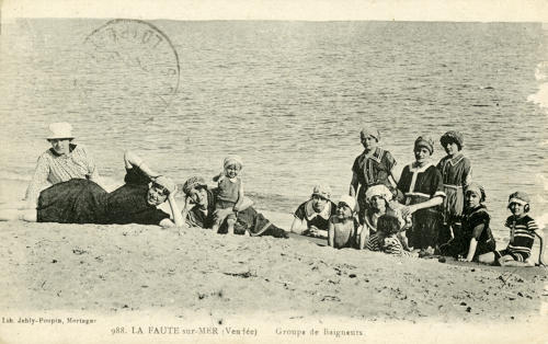 La Faute-sur-Mer, groupe de baigneurs sur la plage