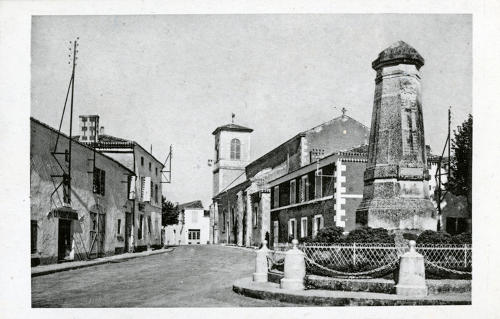 Doix, l'église et le monument aux morts. Marais poitevin