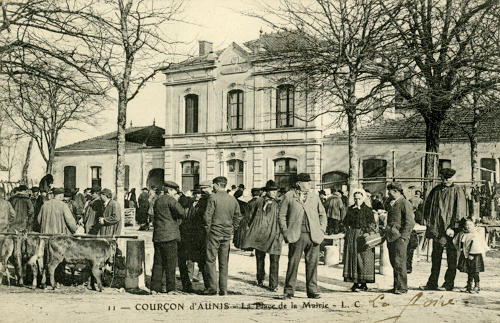Jour de foire sur la Place de Courçon-d'Aunis. Marais poitevin
