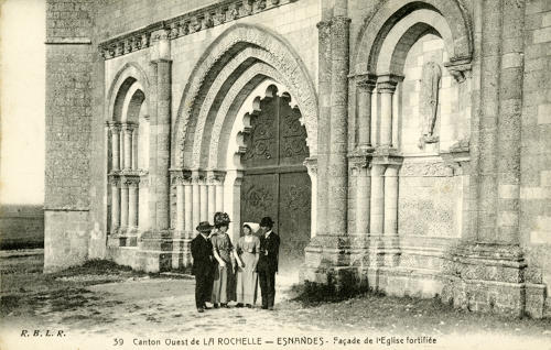 Esnandes, la façade de l'église fortifiée. Marais poitevin