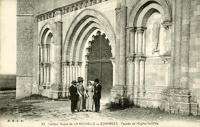 799 Esnandes, la façade de l'église fortifiée. Marais poitevin 
