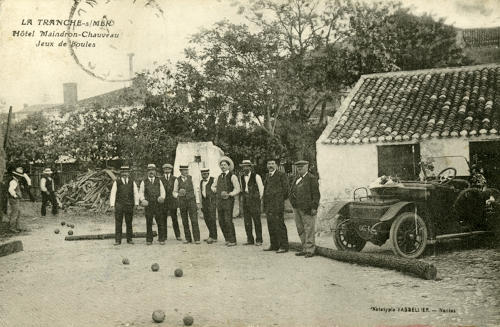 La Tranche-sur-Mer, jeux de boules à l'Hôtel Maindron-Chauveau. Marais poitevin