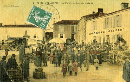 Le Poiré-sur-Velluire – La Place, un jour de marché. Marais poitevin