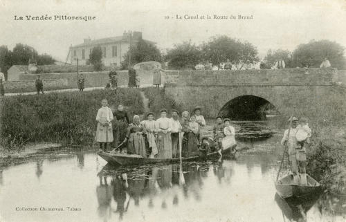 Puyravault – Le Canal et la route du Braud. Marais poitevin