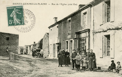 Sainte-Gemme-la-Plaine – Rue de l'Eglise côté Est. Marais poitevin