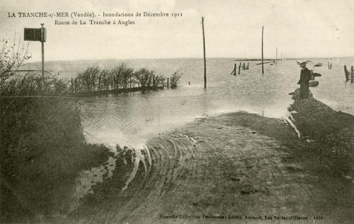 La Tranche-sur-Mer – Inondations de décembre 1911, route de La Tranche à Angles