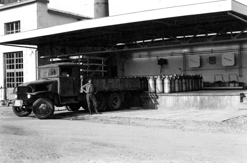 Coulon – La Laiterie – Le camion pour la collecte de lait. Les bidons sont alignés sur le quai