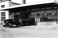 1014 Coulon – La Laiterie – Le camion pour la collecte de lait. Les bidons sont alignés sur le quai 
