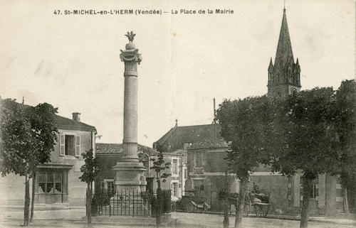 Saint-Michel-en-l'Herm – La Place de la Mairie