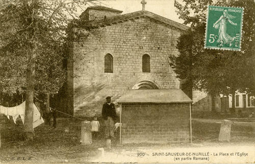 Saint-Sauveur-de-Nuaillé – La Place et l'Eglise (en partie romane)