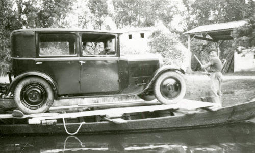 Transport d'une automobile sur une barque - Marais poitevin