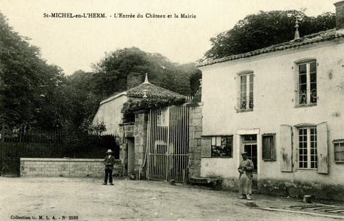 Saint-Michel-en-l'Herm - L'entrée du Château et la Mairie. Marais poitevin