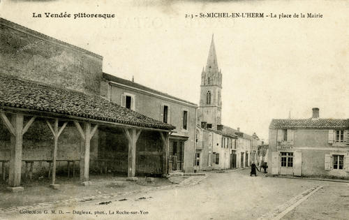 Saint-Michel-en-l'Herm - La Place de la Mairie. Marais poitevin