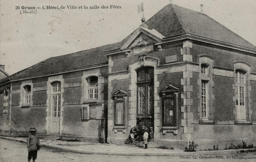 Grues - L'Hôtel de Ville et la Salle des fêtes. Marais poitevin