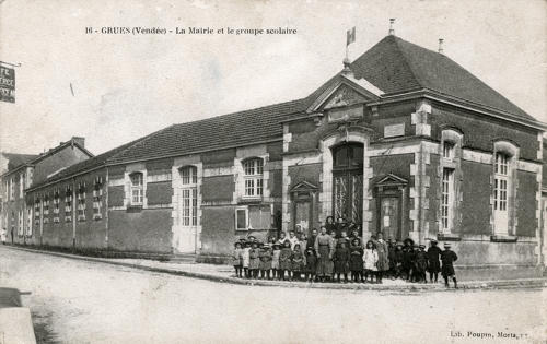 Grues - La Mairie et le groupe scolaire. Marais poitevin